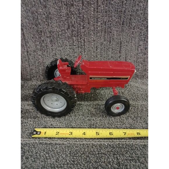 1:16th Scale International Tractor By Ertl - Picture 1 of 2